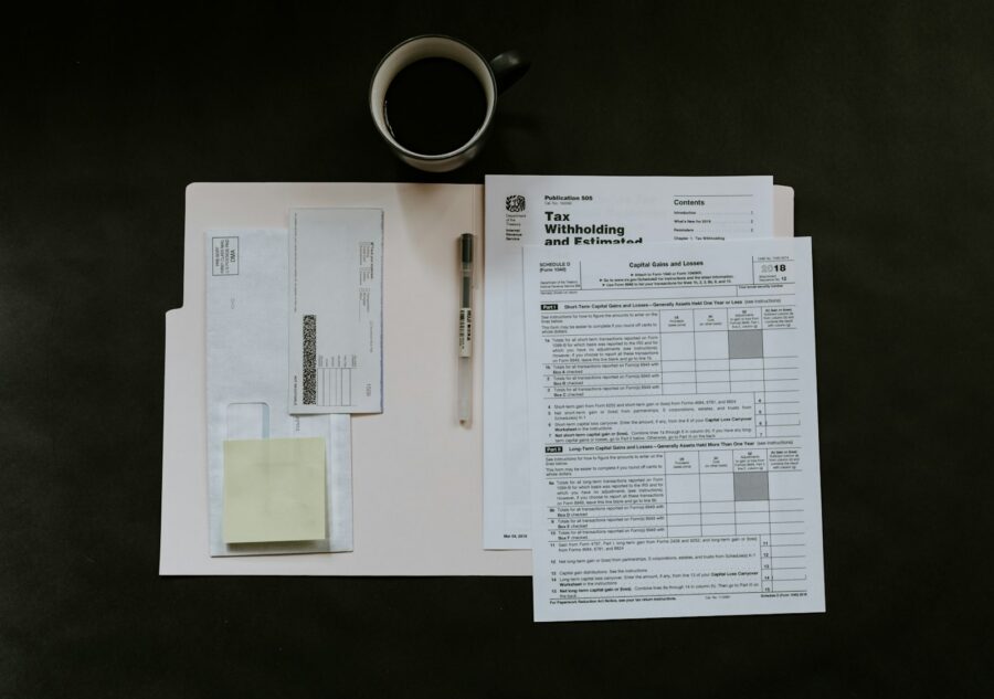 Documents de travail disposés sur un bureau